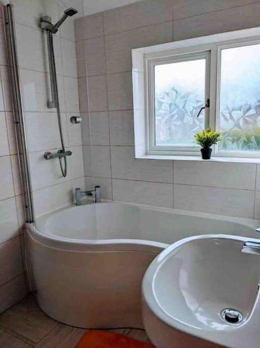 Hidden Gem !Stunning 3 Bedroom Home In Sheffield Handsworth Bagian luar foto